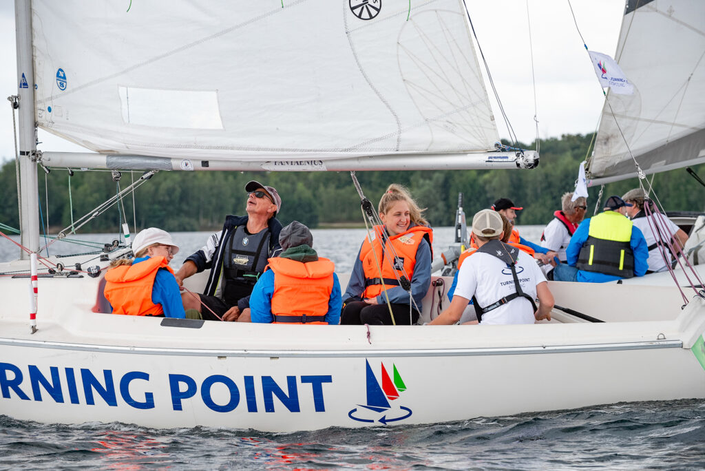 Menschen sitzen auf einem Boot und haben Spaß beim Segeln