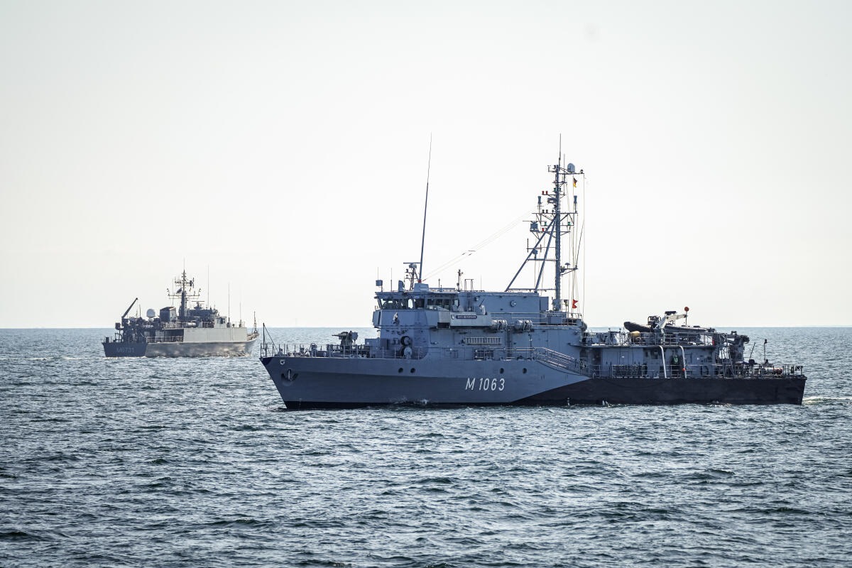 Ein graues Militärschiff auf der Ostsee