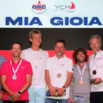 Die Gewinner der ORC-Doublehanded-WM in der KLasse B stehen auf dem Podium und freuen sich.