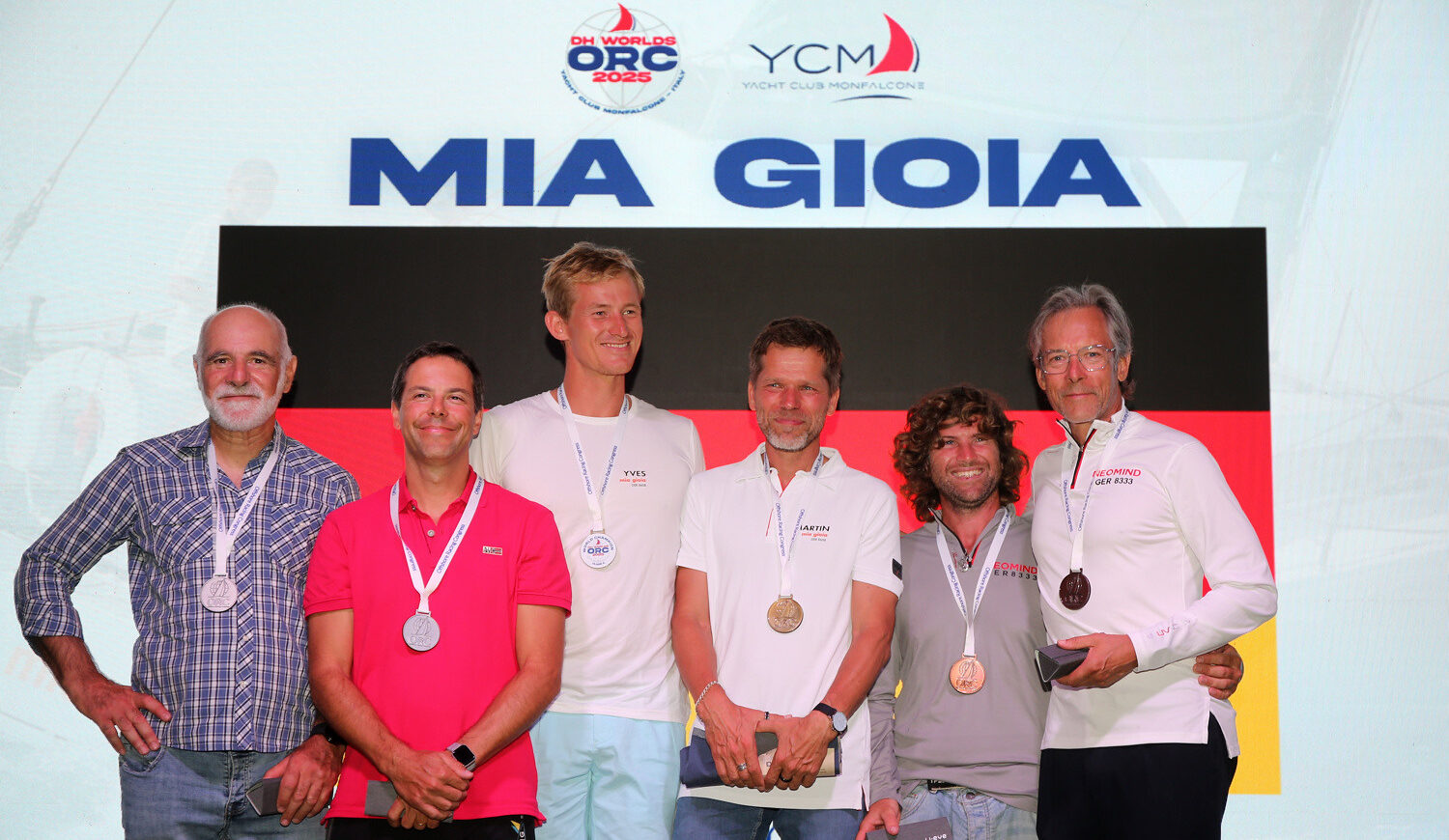 Die Gewinner der ORC-Doublehanded-WM in der KLasse B stehen auf dem Podium und freuen sich.