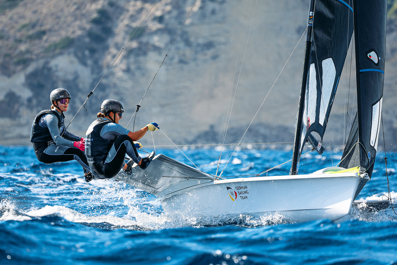 Zwei Seglerinnen auf einer Skiffjolle vom Typ FX, auf dem weißen Rumpf steht German Sailing Team.
