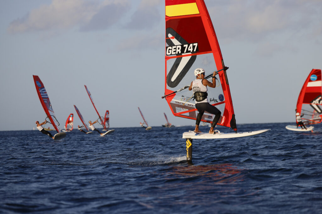 Moritz Schleicher surft