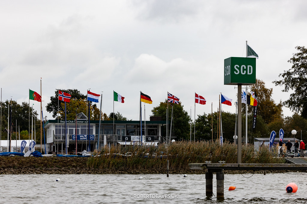 Das Clubhaus des Segler-Club Dümmer von der Wasserseite aus fotografiert.