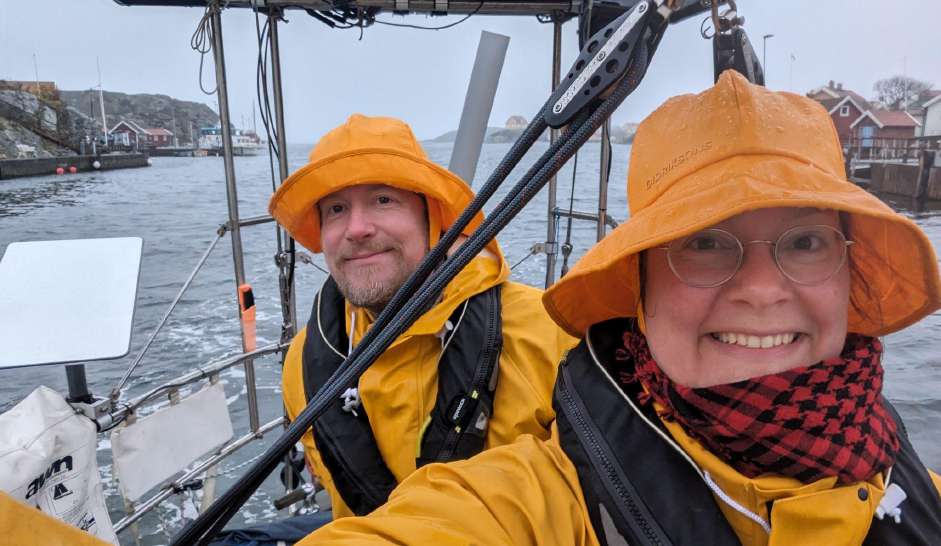 Susanna Huhtanen und ihr Segelpartner mit Südwestern auf ihrem Boot