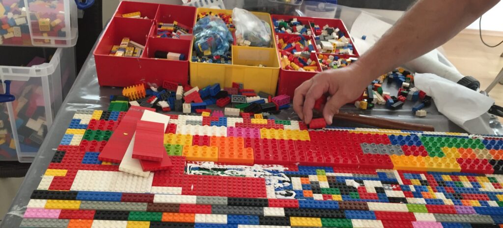 Eine Lego-Rampe wird aus verschiedenen Lego- und Duplo-Steinen gebaut