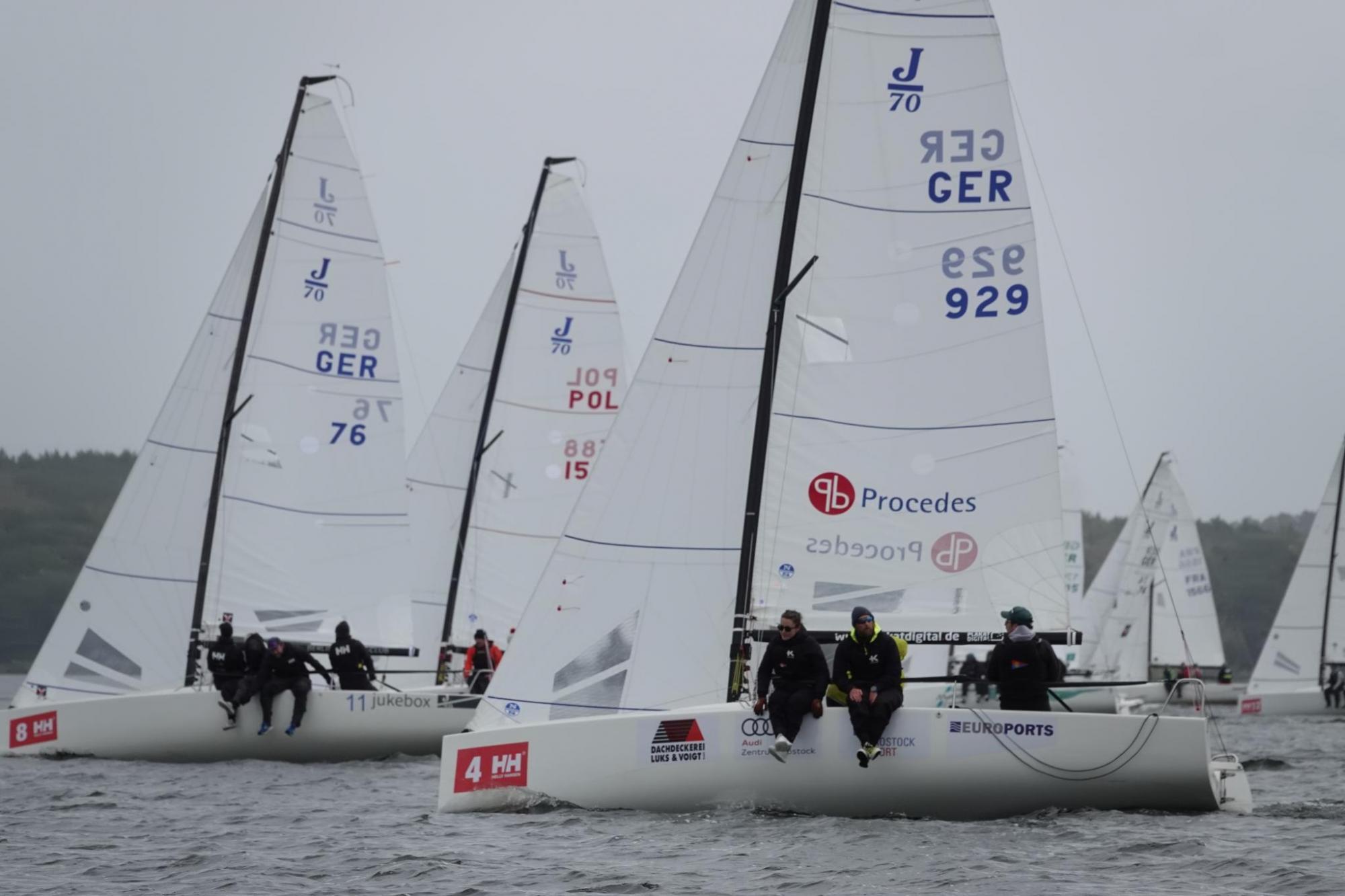 Drei Regattayachten vom Typ J/70, zwei kommen aus Deutschland, eine aus Polen.