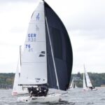 Eine J/70 Regattayacht auf dem Berliner Wannsee, die Segler tragen schwarze wasserfeste Bekleidung