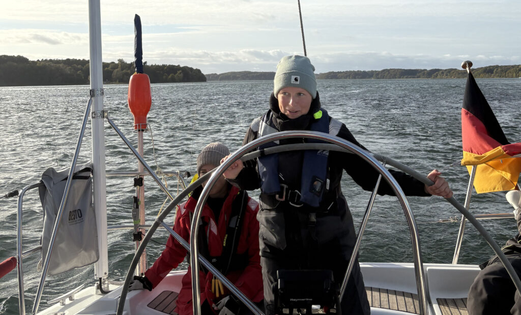 Julia Wöhl am Steuer der First 44.7 "RED"