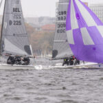 Zwei Yachten auf der Hamburger Außenalster mit grauen Segeln, die eine hat einen lilafarbenen Gennaker.