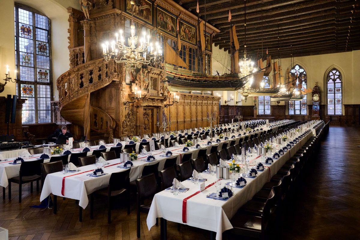 Festliche geschmückte lange Tafeln im Rathaus zu Bremen.