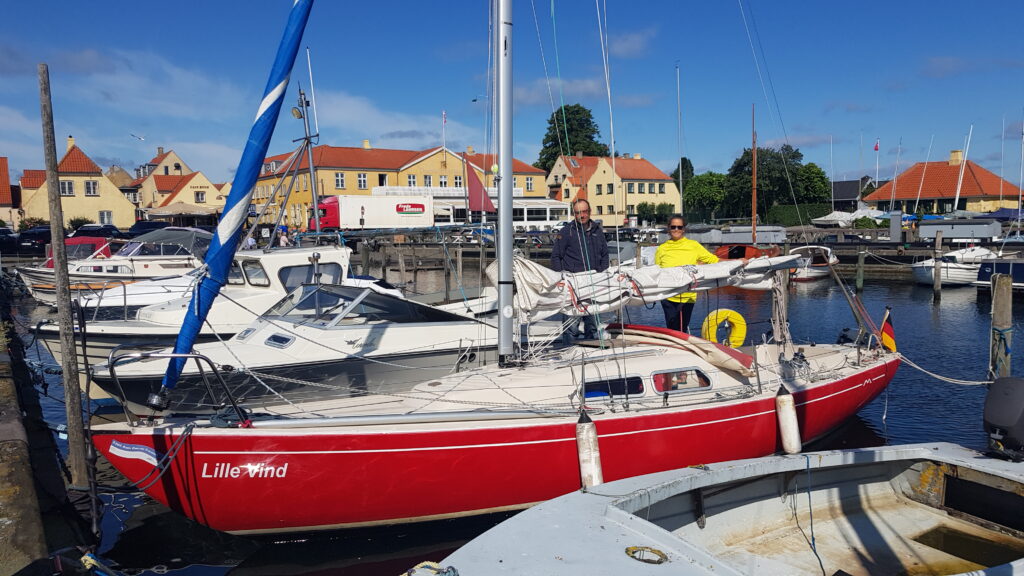 Das Folkeboot Lille Vind liegt im Hafen von Dragör in Dänemark