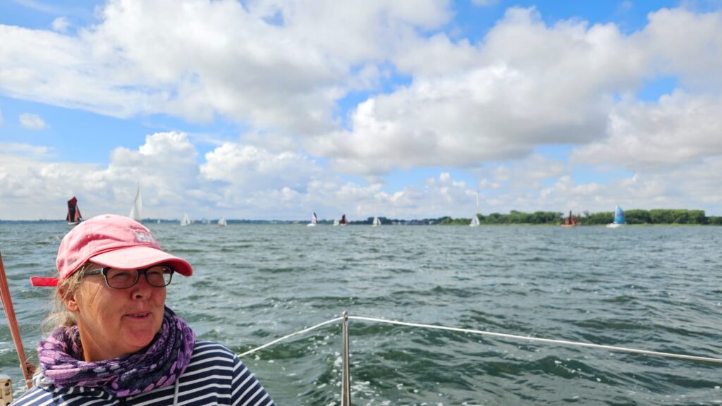Skipperin Marina Heine sitzt an der Pinne ihres Folkebootes Lille Vind
