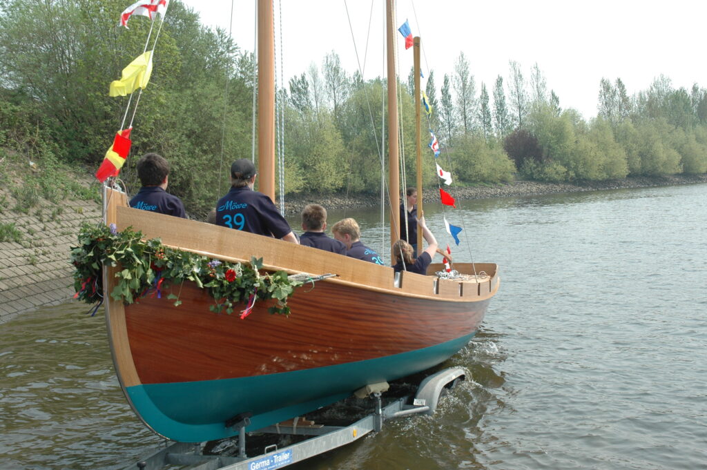 Der neu gebaute Jugendwanderkutter Möve wird das erste Mal im Köhlfleet zu Wasser gelassen. Er ist festlich geschmückt