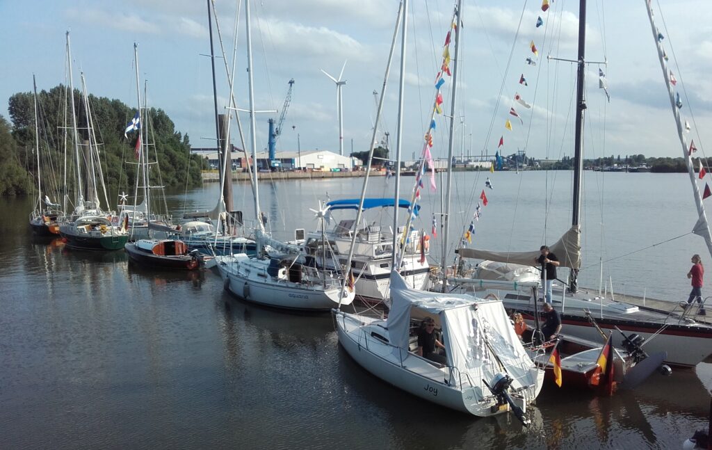 Der Steg des SCOe im Köhlfleet ist voll belegt mit festlich geschmückten Segelbooten