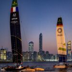 Foilende große F50 Katamarane bei Sonnenuntergang vor der Skyline von Abu Dhabi