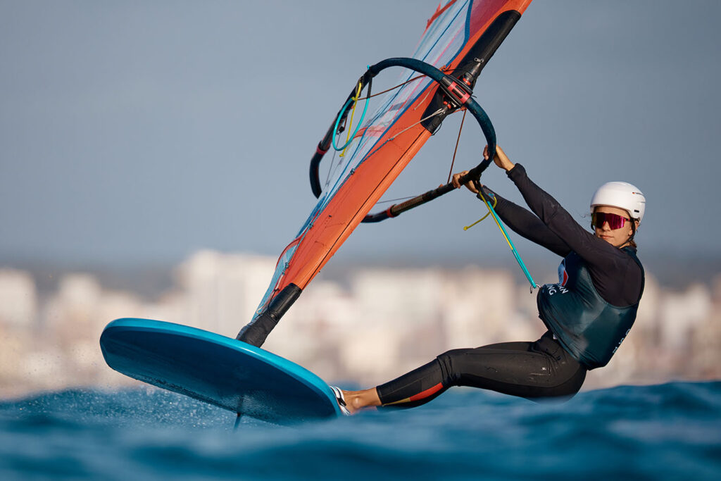 Theresa Steinlein foilt auf ihrem Surfboard
