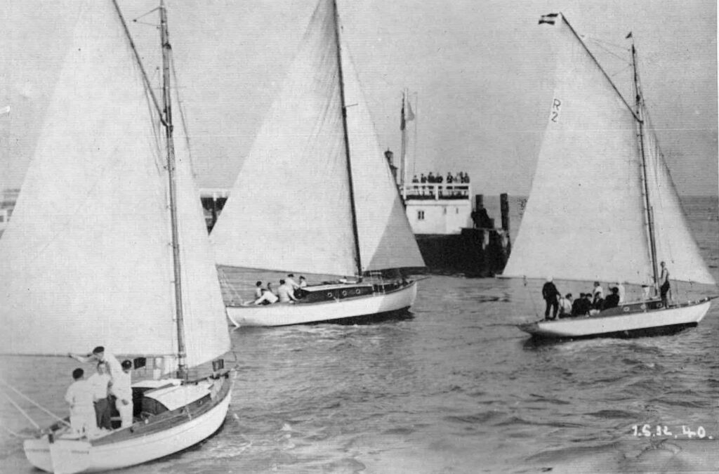 Dieses ist ein historisches, schwarz-weißes Foto von 1932 und zeigt drei Yachten beim Ansegeln auf der Elbe.