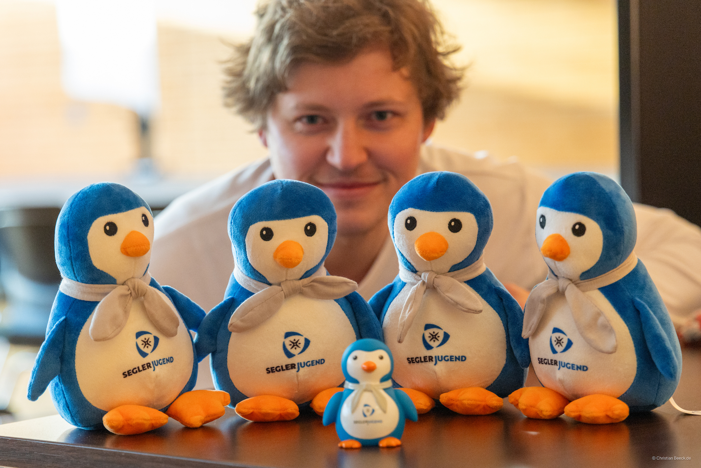 DSV-Jugendobmann Jonathan Koch vor blauen Pinguinen aus Plüsch die Skippi heißen