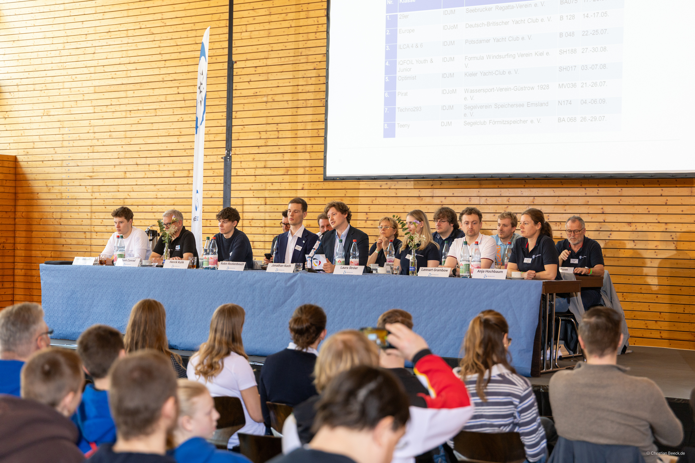 Jugendliche auf dem Podium beim parlamentarischen Teil des 26. Jugendseglertreffens.
