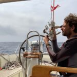 Jan-Erik Kruse mit dem Sextanten im Cockpit