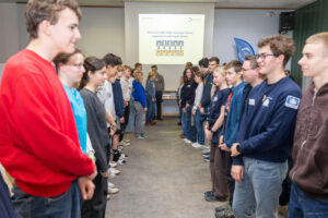 Junge Menschen stehen sich in zwei Reihen gegenüber beim Jugend- und Juniorensprecher*innentreffen und tauschen sich miteinander aus.