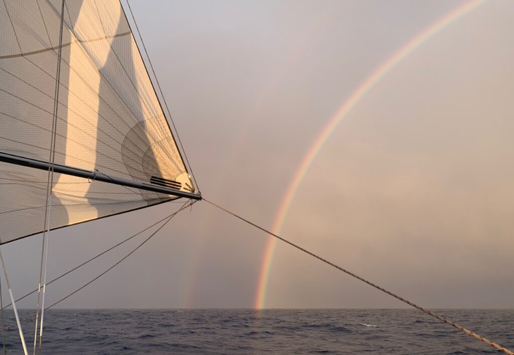 Ein Regenbogen über dem Meer.