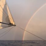 Ein Regenbogen über dem Meer.