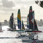F50-Rennkatamarane bei sehr wenig Wind vor Sydney, es ist später Nachmittag, die Sonne geht unter