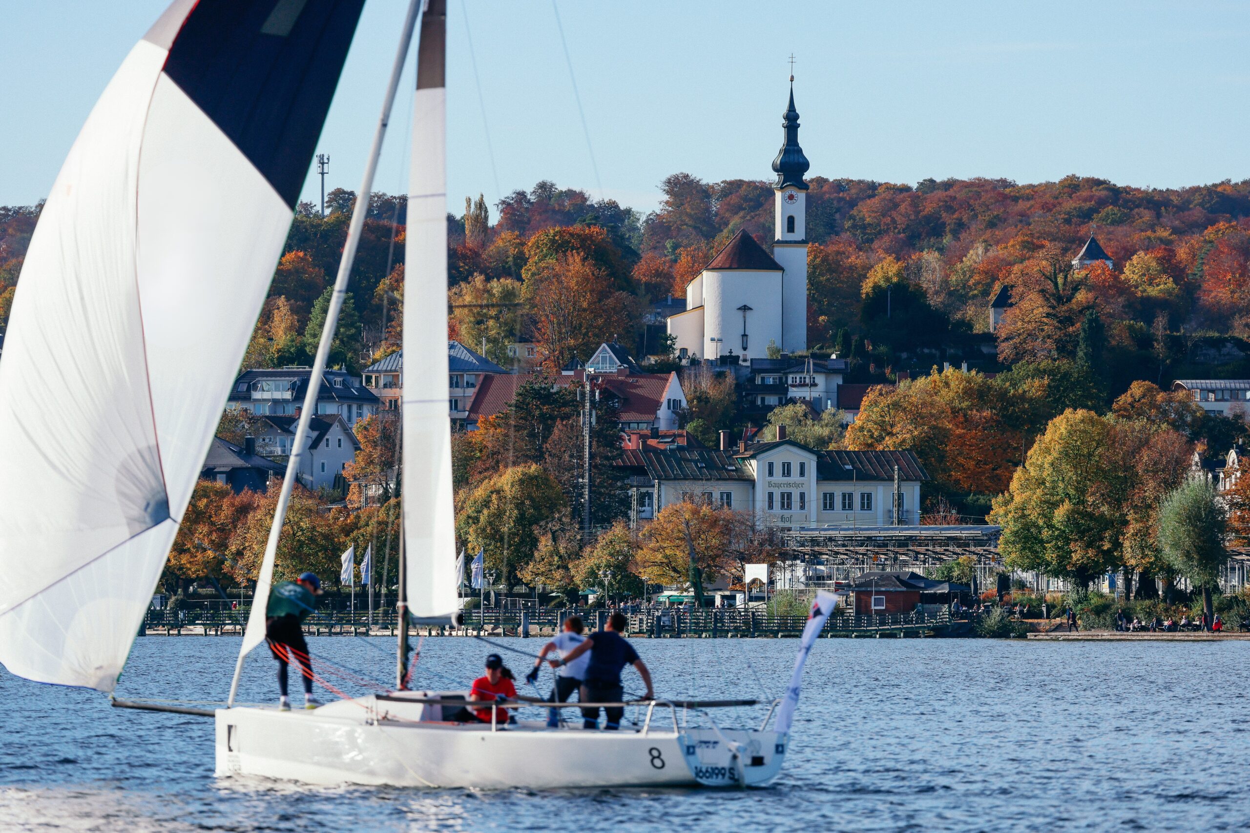 Eine Yacht der Segel-Bundesliga unter Gennaker auf dem Starnberger See.