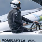 Erik Kosegarten-Heil am Steuer eines Rennkatamarans des SailGP