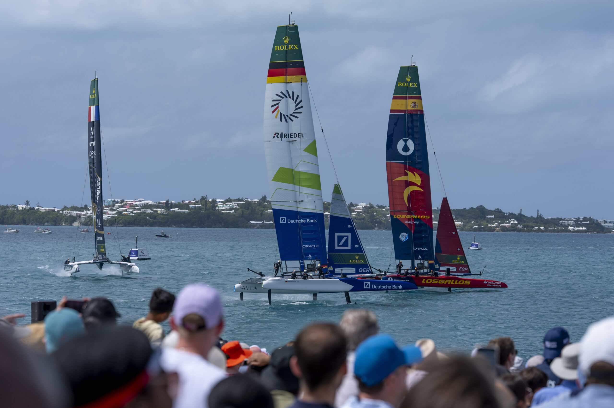 Der spanische F50 Katamaran vor dem deutschen Team der internationalen Rennsegelserie