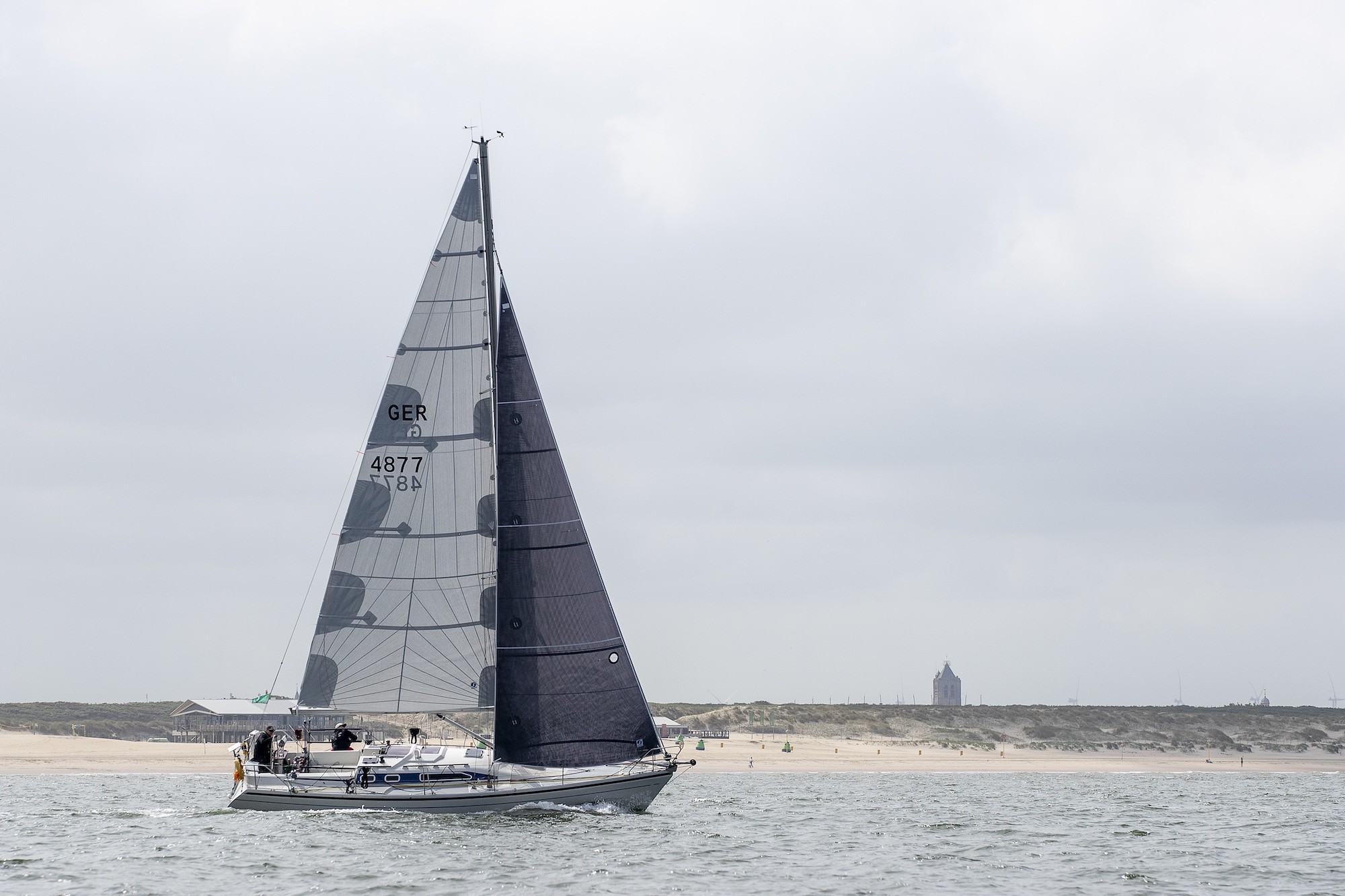 Eine Segelyacht vor der niederländischen Nordseeküste.