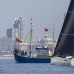 Drei startende Schiffe vor der Kulisse von Scheveningen.
