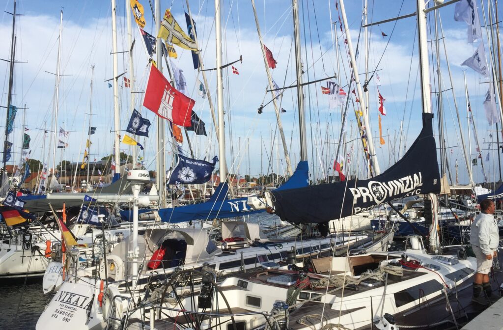 Viele Boote liegen in einem Hafen eng beieinander.