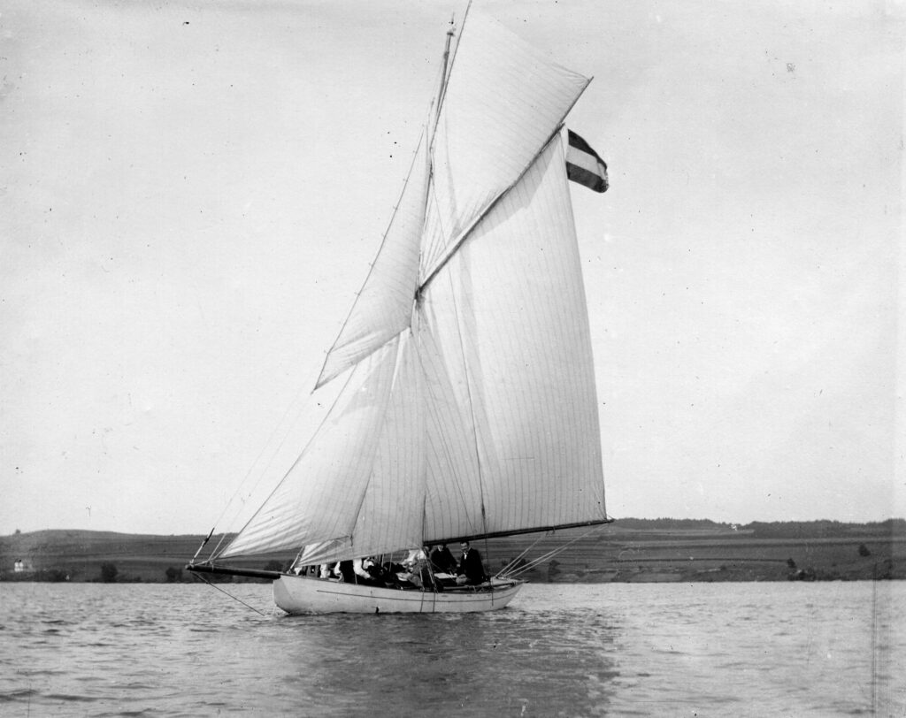 Dieses ist ein historisches schwarz-weiß Foto 1910: Darauf ist ein altes Segelschiff unter vollen Segeln.