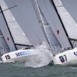 Zwei weiße Yachten mit großen Nummer am Bug die auf den Betrachter zusegeln