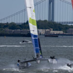 Foilender F50-Katamarab vor einer Brücke über den Hudson River