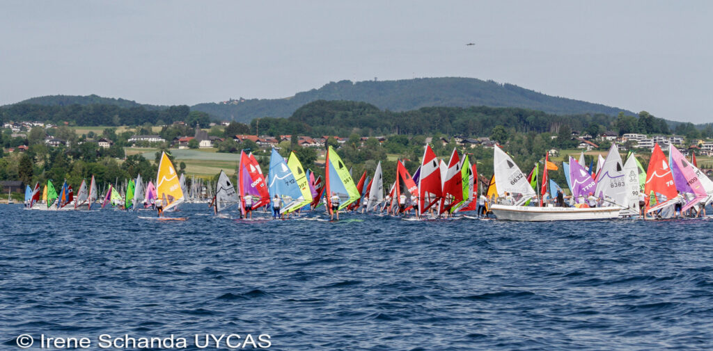 Viele Windsurfer warten an der Startlinie zu einer Wettfahrt.