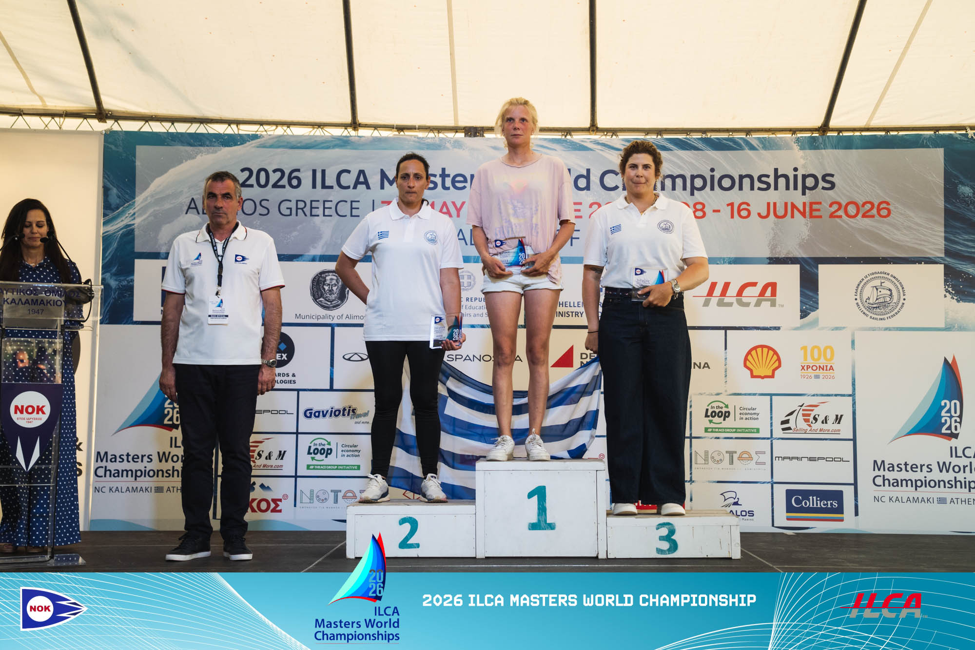 Drei Frauen auf einem Podest nach einer Segelregatta.