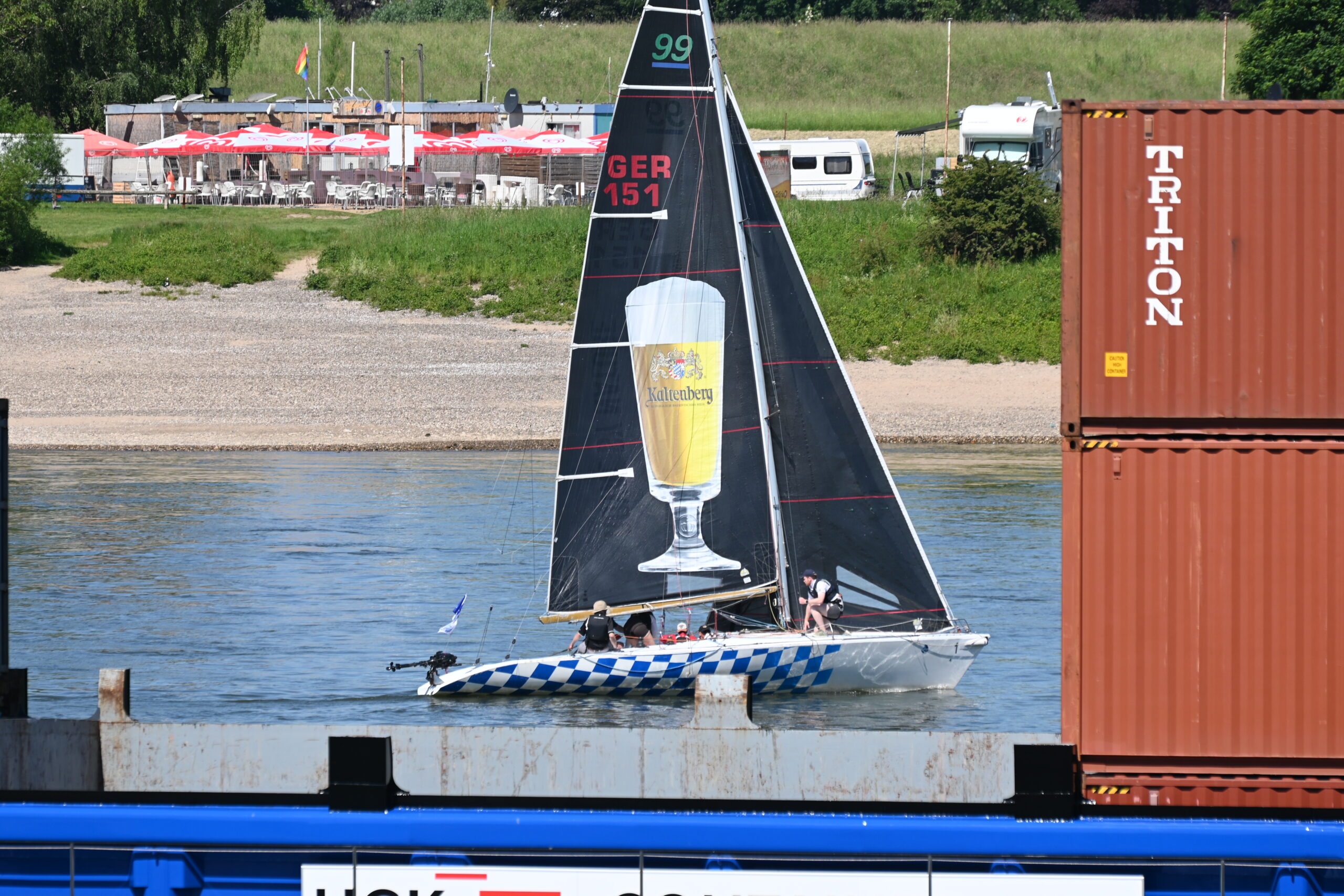 Die Asso 99 von Prinz Luitpold von Bayern mit Werbung für Kaltenberger Bier im schwarzen Segel