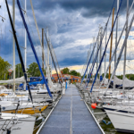 Yachten am Steg, im Hintergrund eine sich auftürmende Wolke