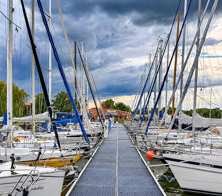 Yachten am Steg, im Hintergrund eine sich auftürmende Wolke