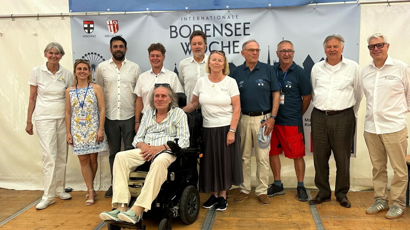 Menschengruppe bei der Eröffnung der Bodenseewoche in Konstanz.
