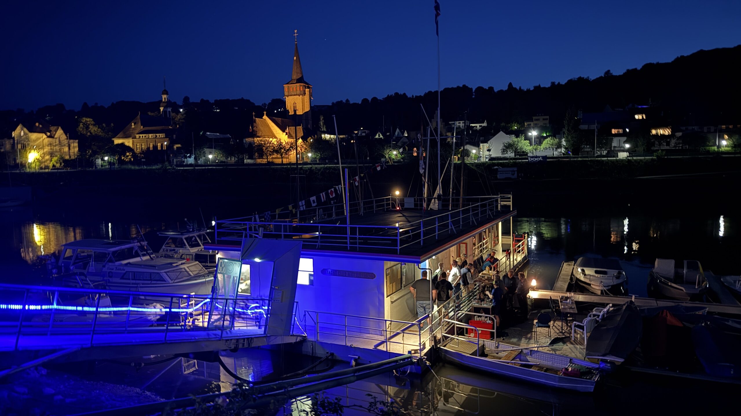 Oberwinter am Rhein, im Vordergrund die Fähre "Michaela"