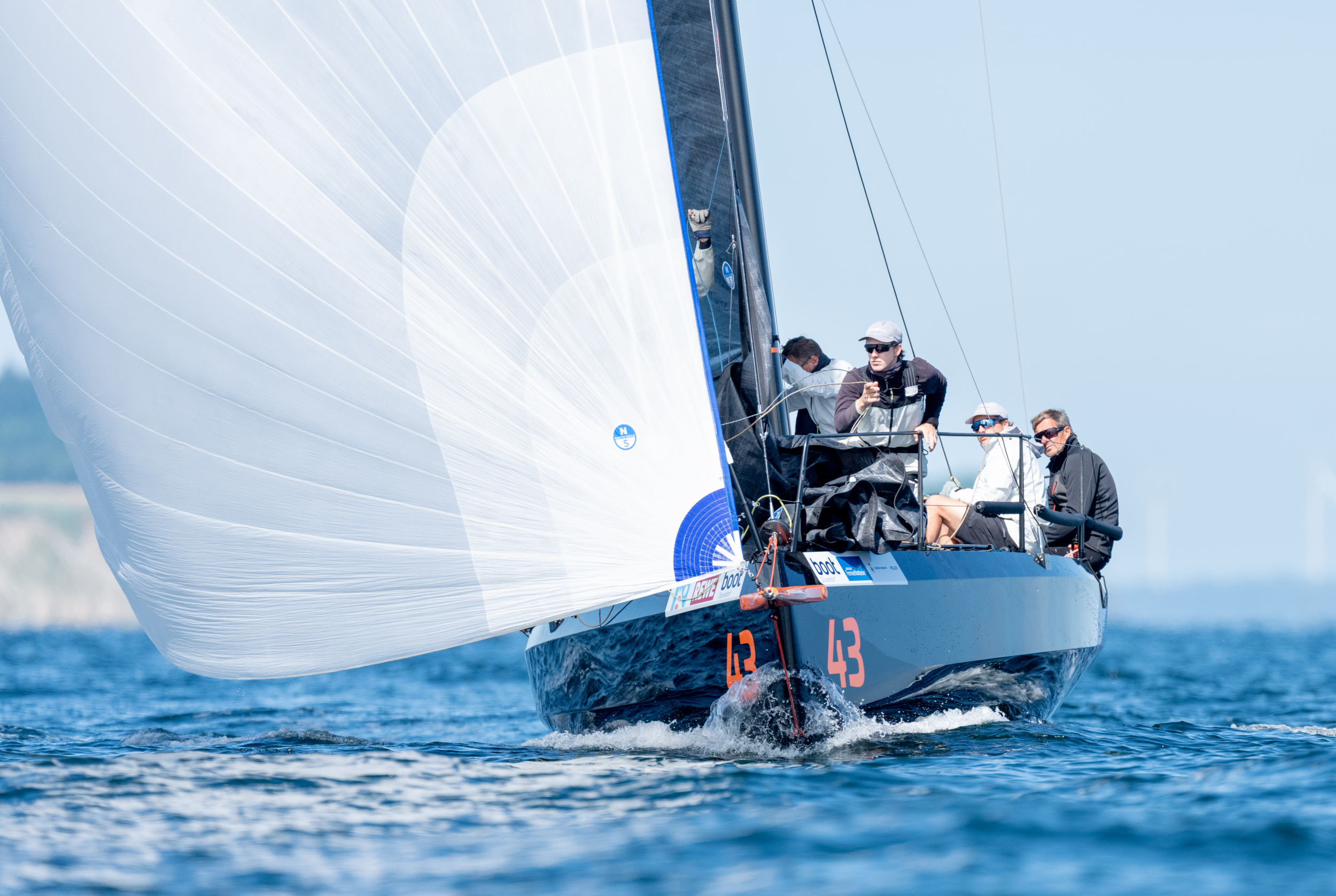 Eine moderne Hightech-Regattayacht vom Typ Cape 31