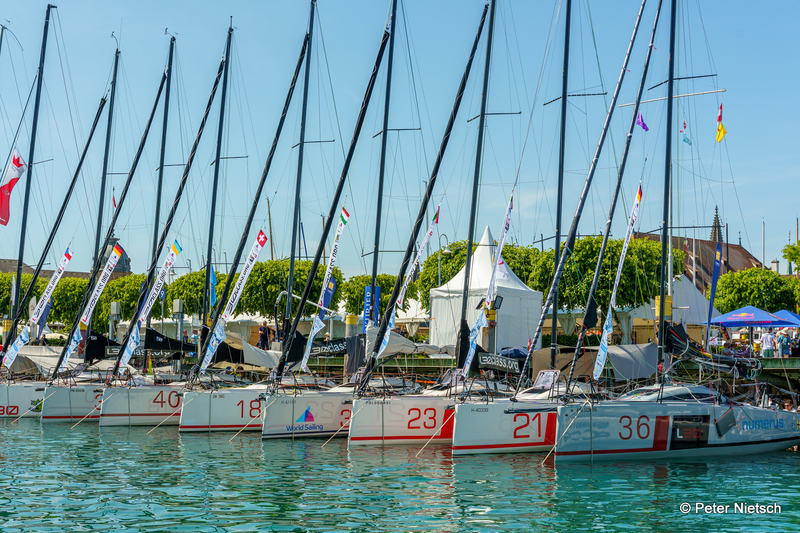 Eine Fotte von einheitlichen L30 Yachten