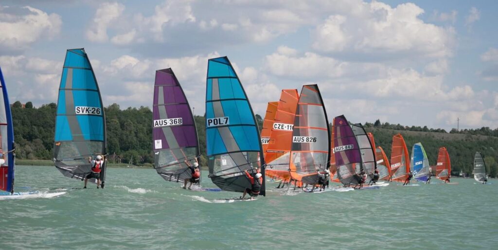Viele Surfer surfen über einen See.