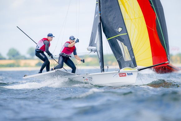 Zwei Segler auf der Skiffjolle 49er mit einem schwarz-rot-goldenen Gennaker