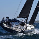 Regattayacht Pure von hinten