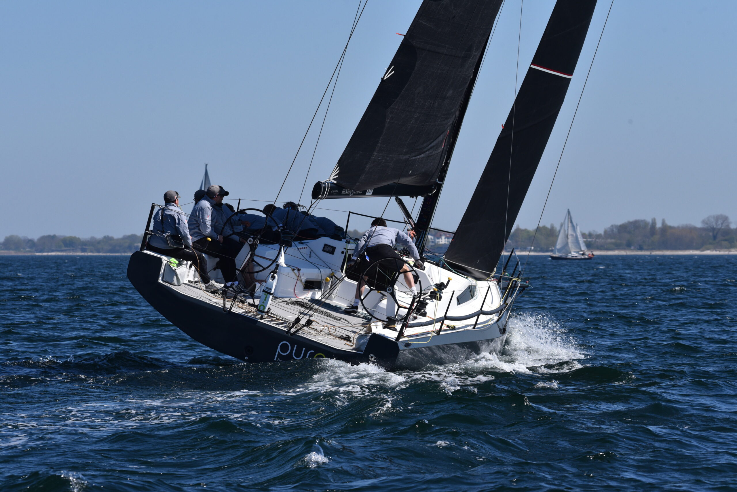 Eine moderne Rennyacht vom Typ Mat 1220 von hinten